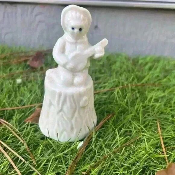 Vintage White Porcelain Taiwan Folk Art‎ Banjo Boy on a Tree Stump Bell - Picture 7 of 8